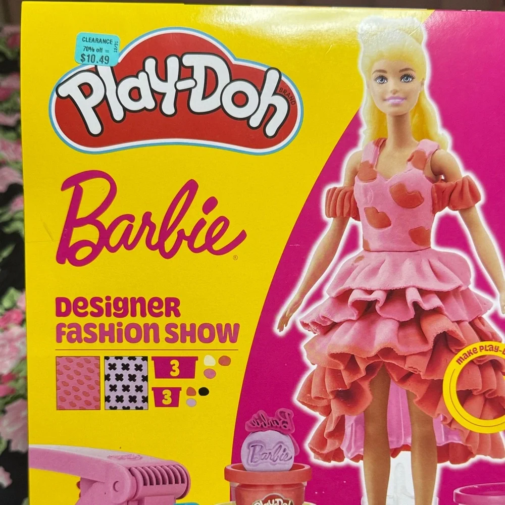 NEW Barbie Designer Fashion Show Set - Pink and Yellow